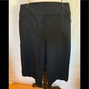 Bandolino black stretch shorts. Size 6.